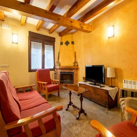 펜션 Snug Holiday In Ribera Del Duero With Garden *