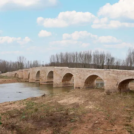 펜션 Snug Holiday In Ribera Del Duero With Garden