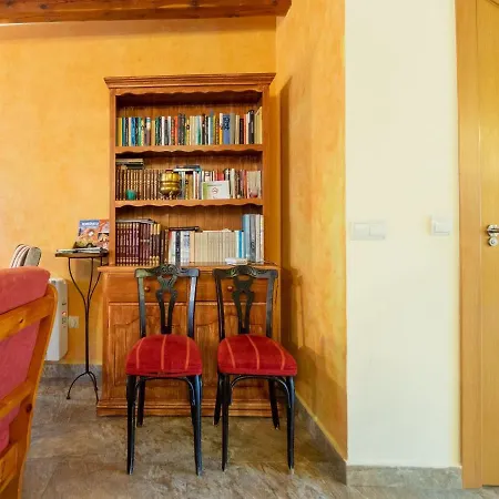 Snug Holiday In Ribera Del Duero With Garden 펜션
